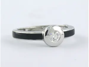 18k gouden ring met emaille en briljant geslepen diamant 0.15ct kopen? Bied vanaf 340!