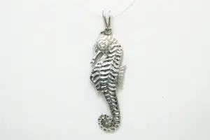 41 - 18 karaats witgouden zeepaard hanger met ca 0.10 crt diamant kopen? Bied vanaf 225!