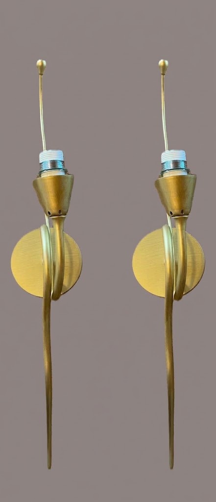 Buy Arteluce - Set van 2 Vintage Italiaanse Wandlampen / Verguld Messing & Calla glazen kappen? Bid from 120!