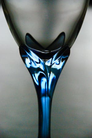 Niet of onleesbaar gesigneerd - 11 Zeldzame vintage saffierblauwe Franse tulp champagneglazen & wijnglazen kopen? Bied vanaf 1!