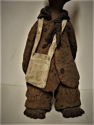 Niet of onleesbaar gesigneerd - Groot Chinees Henan Xinxiang aardewerk beeld "Meisje met tas" gesigneerd kopen? Bied vanaf 1!