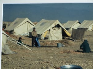Jan Banning - Grote ingelijste foto , “Voorbereidingen voor een operatie, Cambodja” kopen? Bied vanaf 75!