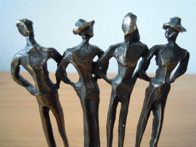 Corry Ammerlaan - Prachtig beeldje 4 personen op plexiglas voetje. kopen? Bied vanaf 20!