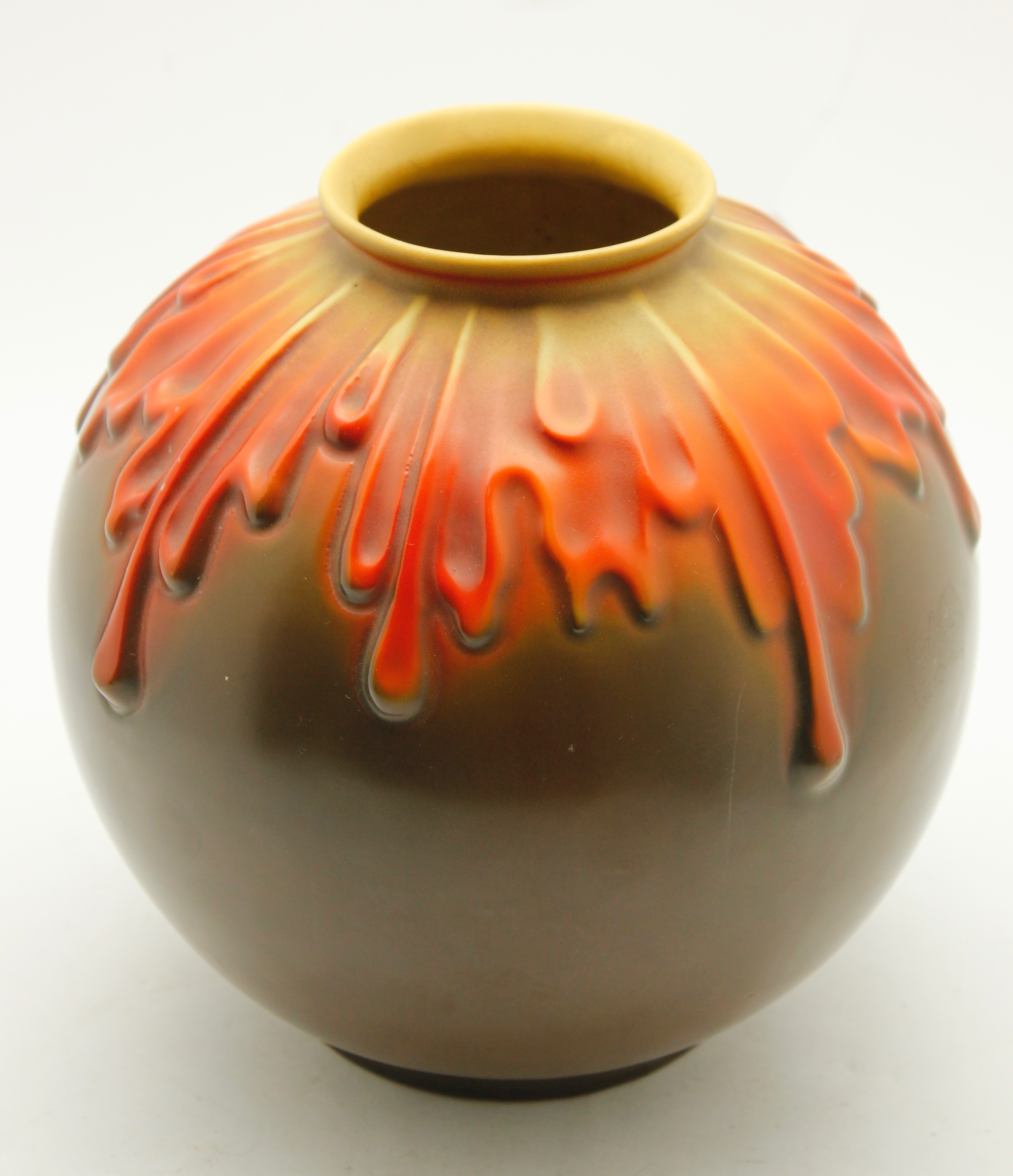 N.V. Porselein- en Tegelfabriek Mosa - Art deco vaas met floraal relief decor - ca. 1935 verkocht voor € 19!