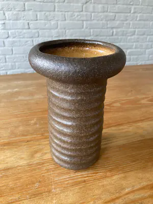 Vest Keramiek Gouda - Brutalistische vaas van aardewerk door Marius van Woerden, 1960 kopen? Bied vanaf 35!
