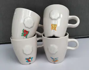 N.V. Porselein- en Tegelfabriek Mosa - Marianne Rebel - koffiebekers (4) kopen? Bied vanaf 20!