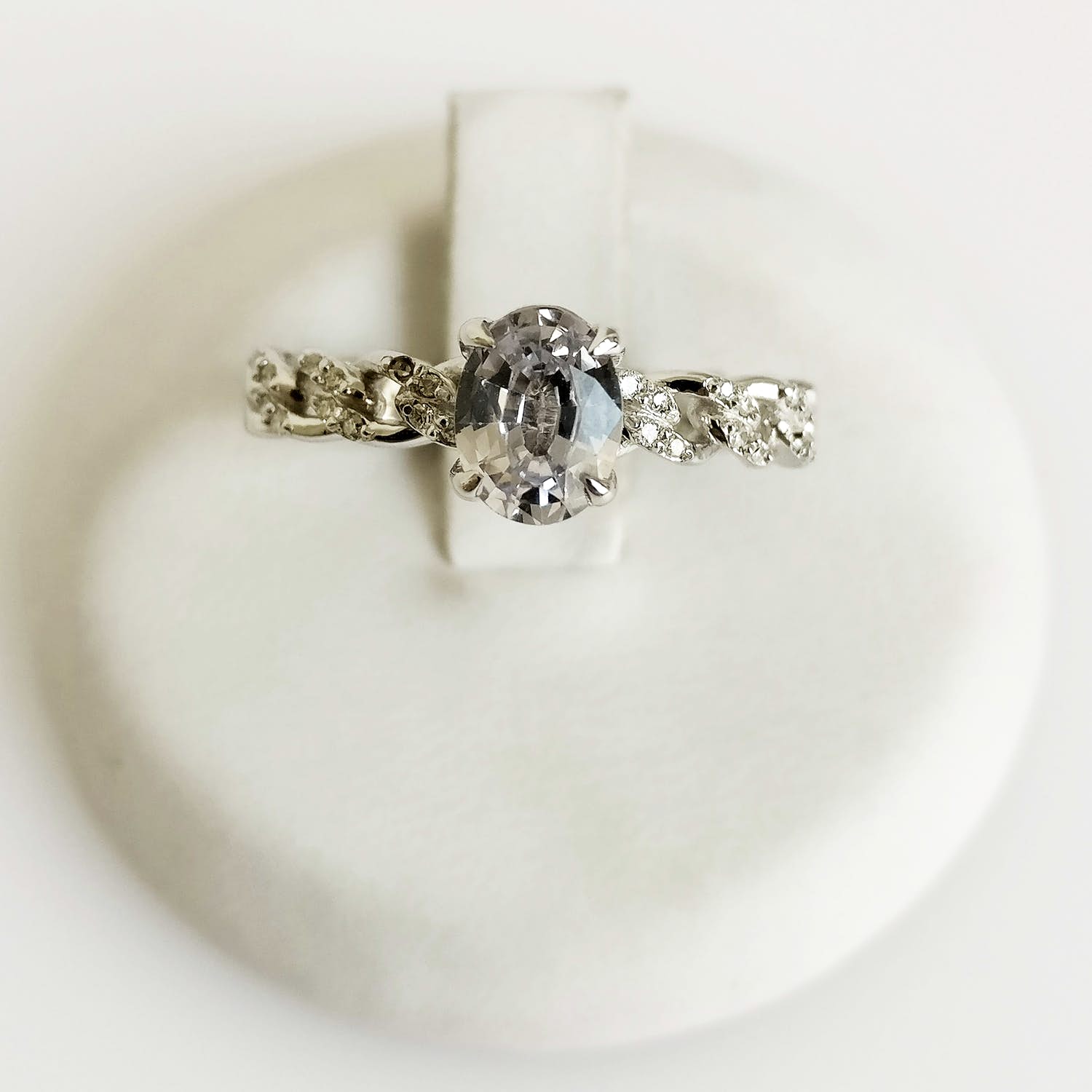 Acheter0,90 ct saffier- en diamanten ring? Enchérissez de 450!