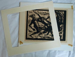 Niet of onleesbaar gesigneerd - Houtsnede , “3 Broers dansend en spelend in de zon” – 1966 kopen? Bied vanaf 1!