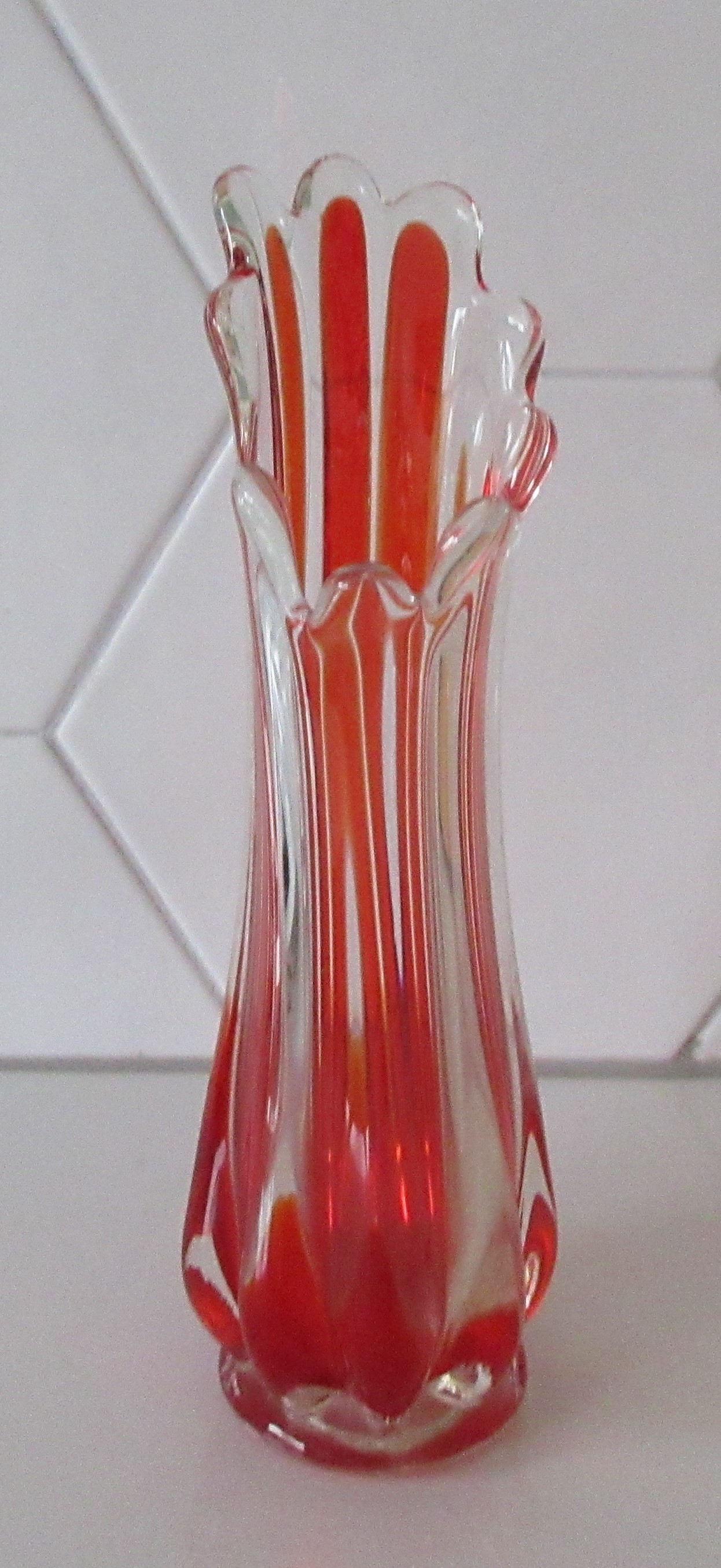 Niet of onleesbaar gesigneerd - Rood wit vrijgevormd glazen vaasje verkocht voor € 1!