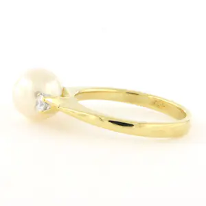 18k gouden ring met centraal een parel en briljant geslepen diamant tot. 0.20ct kopen? Bied vanaf 510!