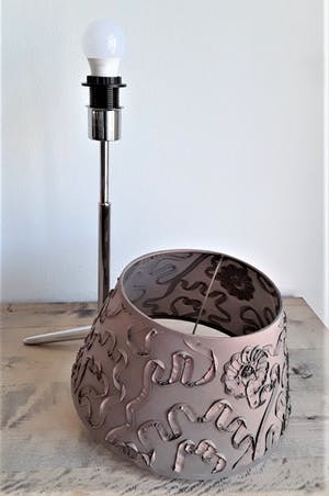 Curiosa - Stijlvolle strak vormgegeven verchroomd metalen tafellamp met artistieke kap. kopen? Bied vanaf 1!