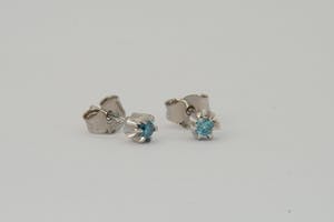 2505- Exclusieve set 18 krt witgouden oorstekers - ca. 0.15 ct BLAUW diamant kopen? Bied vanaf 110!