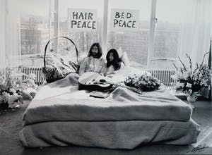 Nico Koster - Foto, John Lennon & Yoko Ono - Hilton Hotel tijdens de 'Bed-in for Peace' in '69 kopen? Bied vanaf 175!