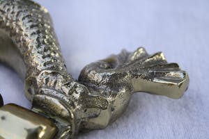 Niet of onleesbaar gesigneerd - Fraaie Oude Bronzen Vuur Vergulde Deur Klopper in Mythische Stijl. kopen? Bied vanaf 1!