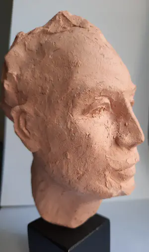 Niet of onleesbaar gesigneerd - Portret in klei kopen? Bied vanaf 1!
