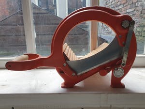 Niet of onleesbaar gesigneerd - Raadvad broodsnijder naar ontwerp van Ove Larssen kopen? Bied vanaf 1!