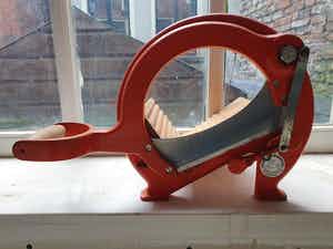 Niet of onleesbaar gesigneerd - Raadvad broodsnijder naar ontwerp van Ove Larssen verkocht voor € 1!