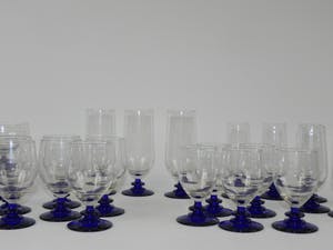 Niet of onleesbaar gesigneerd - 27 Art Deco achtige glazen met blauwe voet kopen? Bied vanaf 1!