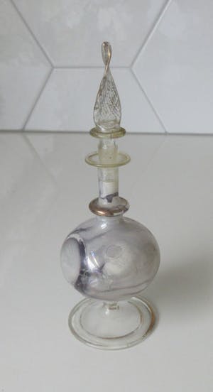 Niet of onleesbaar gesigneerd - Twee Venetiaans glazen parfumflesjes kopen? Bied vanaf 10!