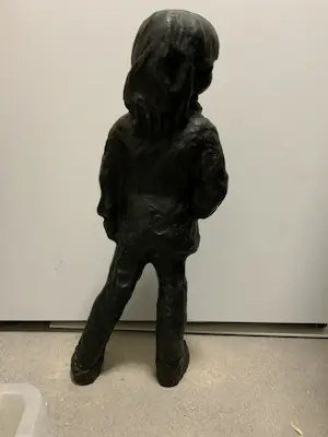 Truus Coumans - Staand beeld van meisje kopen? Bied vanaf 50!