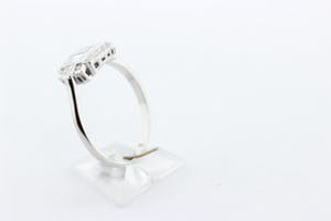 Art-deco stijl plaatring gezet met 3 baquette geslepen diamanten kopen? Bied vanaf 1150!