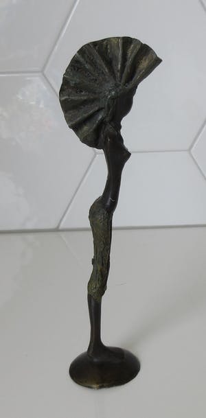 Niet of onleesbaar gesigneerd - Drie gestileerde bronzen figuren van Afrikaanse vrouwen kopen? Bied vanaf 1!