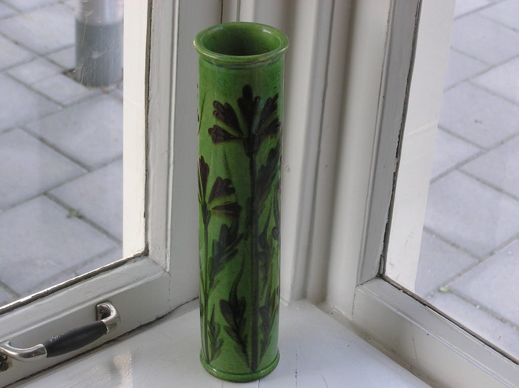 Niet of onleesbaar gesigneerd - Art Nouveau Gouda Glansplateel Cilindervaas met decoratie van distel kopen? Bied vanaf 1!