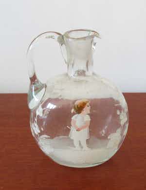 Niet of onleesbaar gesigneerd - Antiek 19e eeuwse Victoriaanse Mary Gregory Glazen mini Karafje verkocht voor € 10!