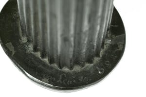 Renee van Leusden - Twee figuren in zuil 'Shelter' kopen? Bied vanaf 550!