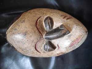 Niet of onleesbaar gesigneerd - PENDE Malade masker uit DR.Congo verkocht voor € 10!