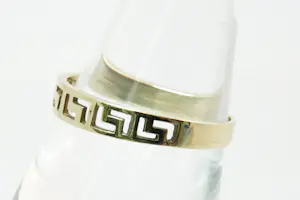 55 - Sierlijke 14 karaats geel-gouden ring met meander motief kopen? Bied vanaf 110!