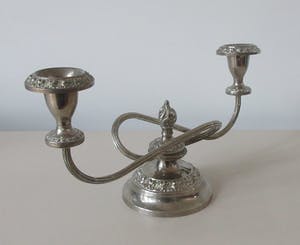 Curiosa - Ianthe - Drie verzilverde Engelse kandelaren kopen? Bied vanaf 1!