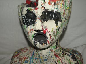 Niet of onleesbaar gesigneerd - Beeld van beton , ‘Hoofd met open schedelhelft’ - beschilderd kopen? Bied vanaf 1!