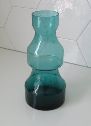 Niet of onleesbaar gesigneerd - Zeegroene sixties glazen vaas kopen? Bied vanaf 10!