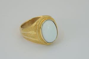 2508 - Geel-gouden ring met grote cabuchon geslepen witte steen - gekeurd kopen? Bied vanaf 560!