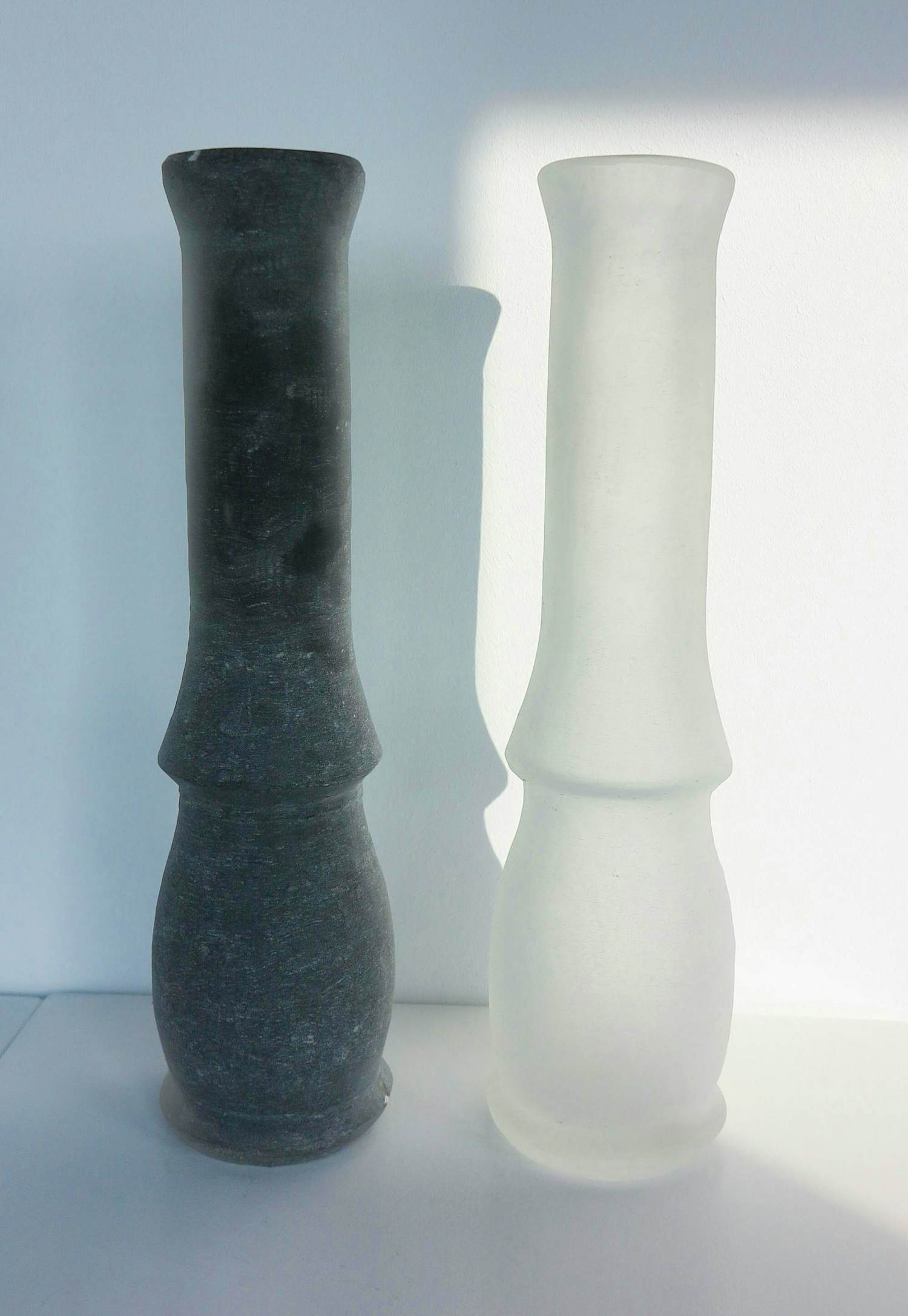 Bernard Heesen - / de Oude Horn, Twee grote vazen in zwart en wit - Oche Hora kopen? Bied vanaf 350!