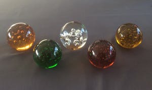 Niet of onleesbaar gesigneerd - Vijf presse-papiers kopen? Bied vanaf 1!