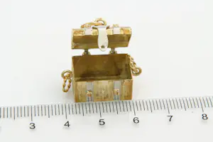 4- Mooi gedetailleerde 14 karaat bicolor gouden schatkist hanger kopen? Bied vanaf 320!