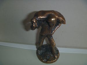 Niet of onleesbaar gesigneerd - fraai bronzen beeldje van havenarbeider met een zak op schouder kopen? Bied vanaf 1!