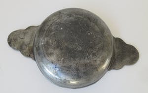 Niet of onleesbaar gesigneerd - Antieke 18e eeuwse tinnen brandewijn of papkom kopen? Bied vanaf 10!