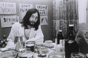 Nico Koster - Foto van John Lennon in het Hilton hotel - Ingelijst kopen? Bied vanaf 250!