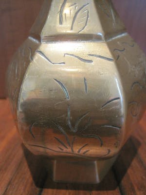 Brons (Onbekend) - Twee zeshoekige bronzen vaasjes. kopen? Bied vanaf 30!