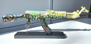 Diederik Van Apple - AK-47 Peace Edition, kunststof object in originele kist kaufen? Bieten Sie von 375!