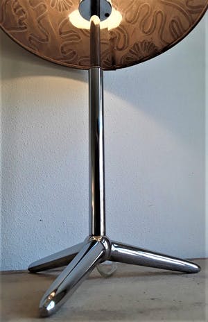 Curiosa - Stijlvolle strak vormgegeven verchroomd metalen tafellamp met artistieke kap. kopen? Bied vanaf 1!