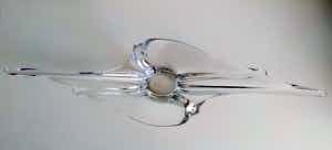 Niet of onleesbaar gesigneerd - sculptuur van helder kristal, krachtig door eenvoud, 65 cm breed ! verkocht voor € 1!