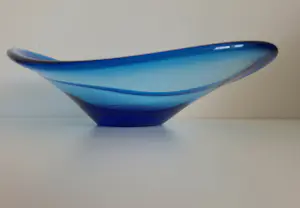 Per Lutken - Holmegaard; asymmetrische schaal in prachtige blauwe kleur kopen? Bied vanaf 69!