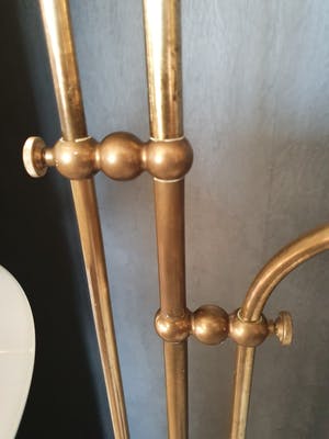 Curiosa - Dubbele koperen vloerlamp met melkglazen kappen, Art Deco stijl kopen? Bied vanaf 150!