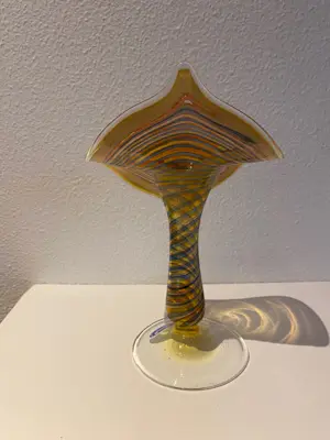 Joska Kristall - Gesigneerd iriserend glas, type genaamd 'Jack in The Pulpit' (bloem)vaasje. kopen? Bied vanaf 75!