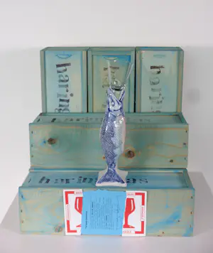 Marijke Gémessy - Haringglas 'Vis moet zwemmen' - 6 x Multiple van glas+keramiek in houten kistje kopen? Bied vanaf 250!