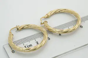 60 - GROTE (zo goed als nieuwe) set geel-goud & gedraaide 18 Krt oorclips kopen? Bied vanaf 230!